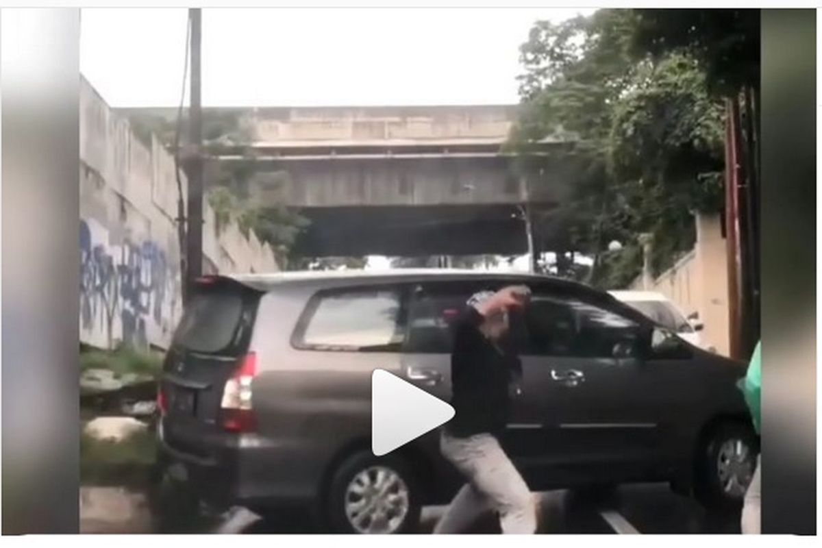 Beredar di media sosial video pengerusakan mobil oleh beberapa pengendara motor yang menggunakan baju ojek online. 
