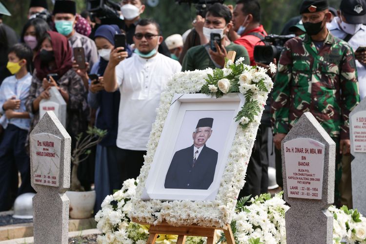 Pemakaman jenazah Ketua Dewan Pers, Azyumardi Azra di Taman Makam Pahlawan Kalibata, Jakarta, Selasa (20/9/2022). Azyumardi Azra berpulang setelah sempat dirawat sejak Jumat (16/9/2022) akibat gangguan kesehatan yang dialaminya saat melakukan kunjungan kerja ke Malaysia.
