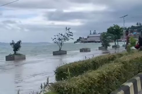 Banjir Rob Terjang Belasan Lapak Pedagang Pasar di Fakfak, Satu Kios Hanyut