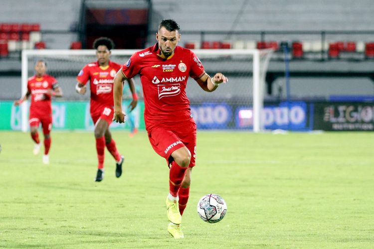 Pemain Persija Jakarta Marko Simic menggiring bola saat pertandingan pekan 23 Liga 1 2021-2022 melawan Arema FC yang berakhir dengan skor 1-1 di Stadion Kapten I Wayan Dipta Gianyar, Sabtu (5/2/2022) malam. Prinsip menggiring bola yang benar adalah bola selalu dekat dengan penggiring dan jauh dari lawan.