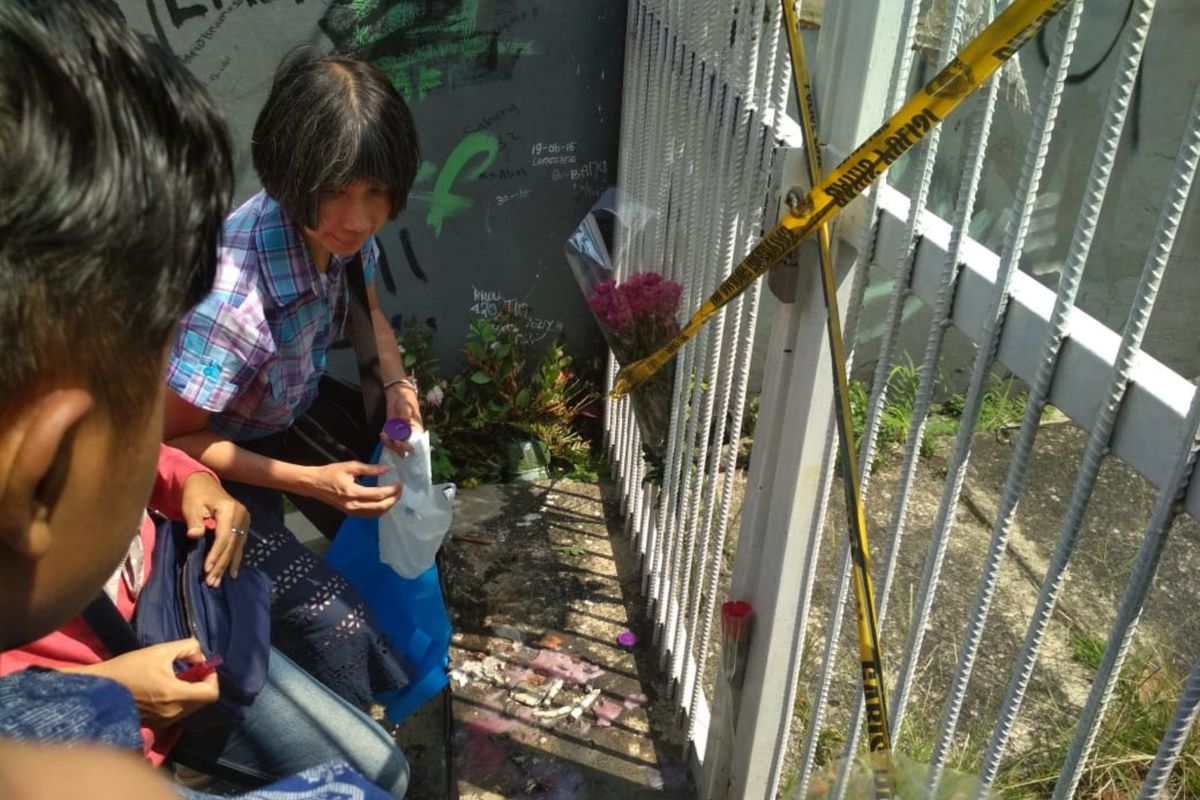 Sejumlah masyarakat menggelar doa bersama dan tabur bunga di lokasi penusukan Andriana Yubelia Noven Cahya (18), di sebuah gang di Jalan Riau, Baranangsiang, Kota Bogor, Senin (15/4/2019). 