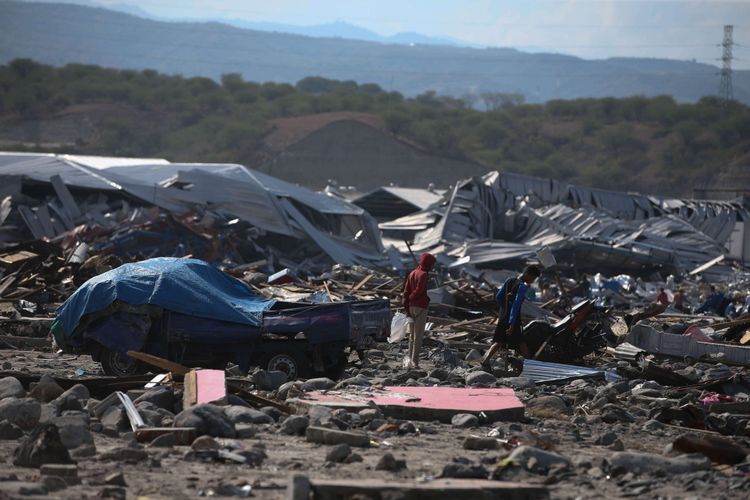 Kerusakan akibat gempa bumi dan tsunami di Dupa Tondo, Kelurahan Layana, Kecamatan Mantikulore, Kota Palu, Sulawesi Tengah, Selasa (2/10/2018). Di area kompleks mebel dan pergudangan ini luluh lantak akibat gempa dan diterjang tsunami.