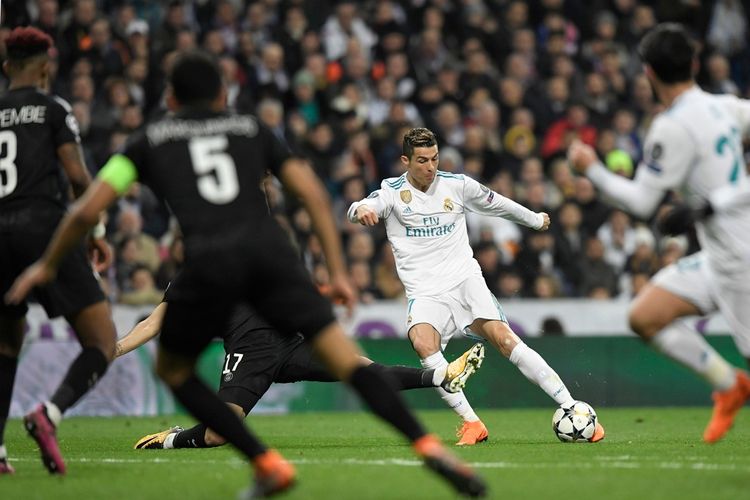 Penyerang Real Madrid, Cristiano Ronaldo, melepas tembakan ke gawang Paris Saint-Germain (PSG) dalam pertandingan pertama babak 16 besar Liga Champions 2017-2018 di Stadion Santiago Bernabeu, Madrid, Spanyol, Kamis (14/2/2018).  