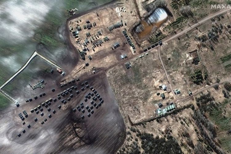 Gambar satelit menunjukkan peralatan pasukan darat dan konvoi militer Rusia di Khilchikha, Belarus, pada Senin (28/2/2022).