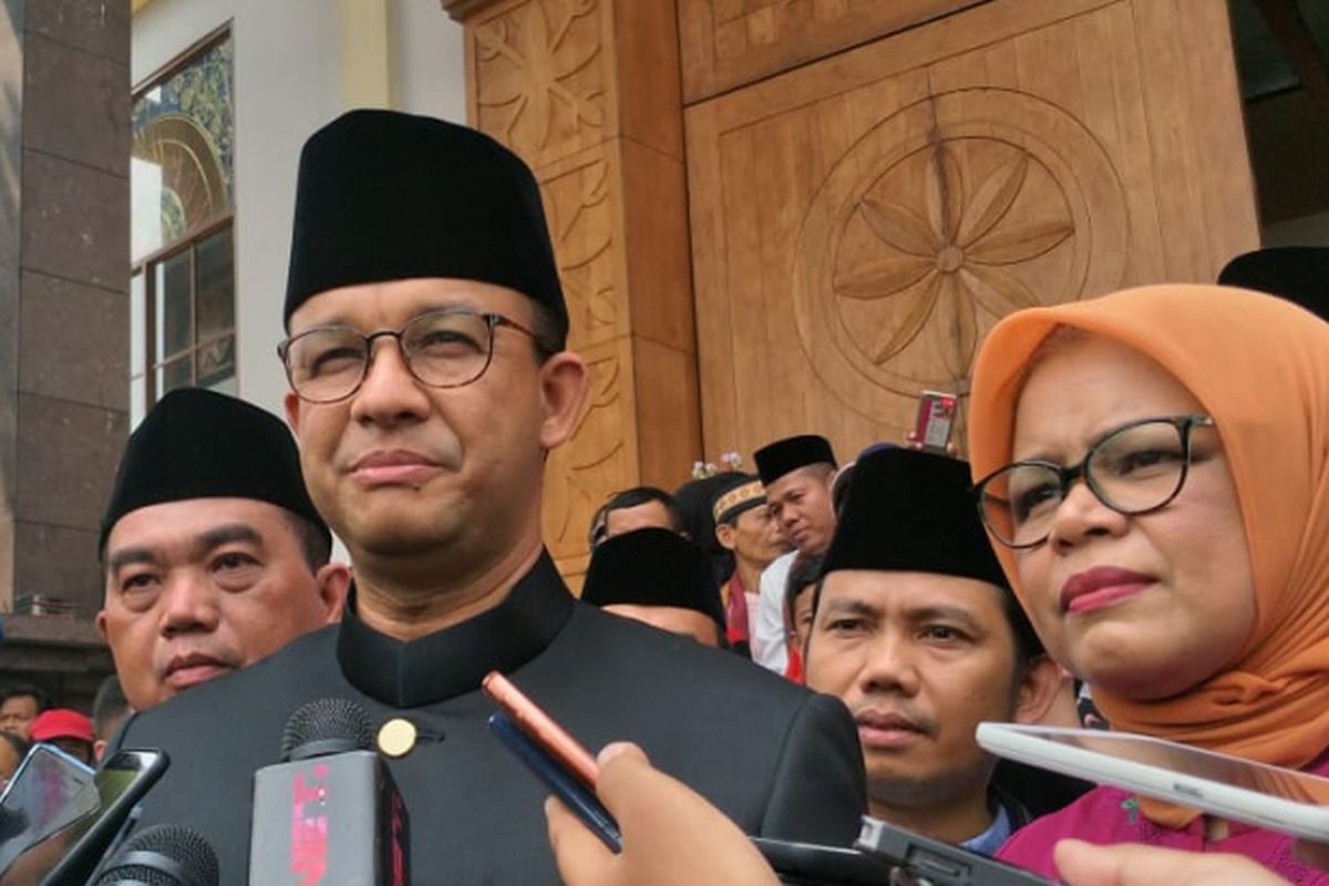 Gubernur DKI Jakarta Anies Baswedan seusai menghadiri Lebaran Betawi di Perkampungan Budaya Betawi Setu Babakan, Jagakarsa, Jakarta Selatan, Minggu (29/7/2018).