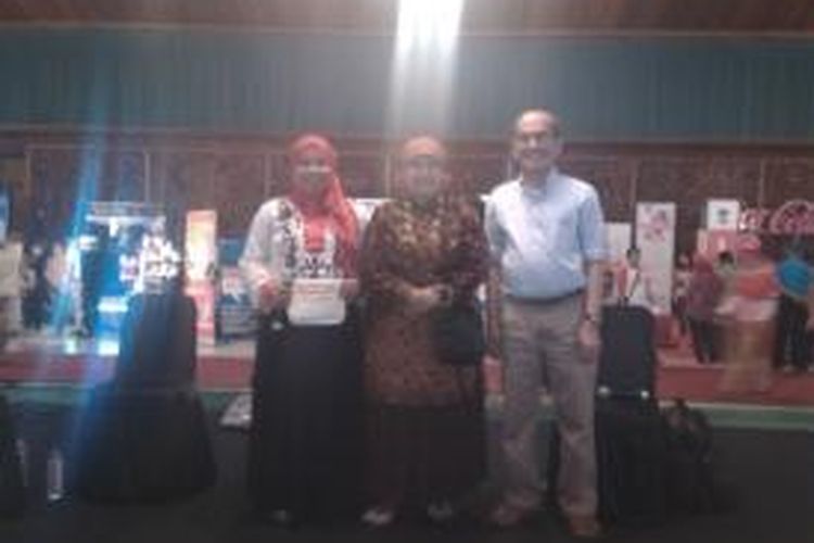 Politisi Partai Hanura, Lily Wahid (tengah), dan Pengamat Ekonomi , Faisal Basri (kanan), dalam acara Kompasianival 2014, di Taman Mini Indonesia Indah, Jakarta, Sabtu (22/11/2014)