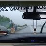Polisi Temukan Ibu dan 2 Anak Menangis serta Jalan Kaki di Tol Saat Hujan Lebat, Ini Penyebabnya