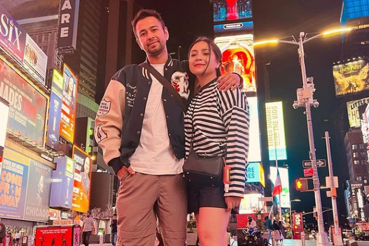 Raffi Ahmad dan Nagita Slavina di Times Square, New York