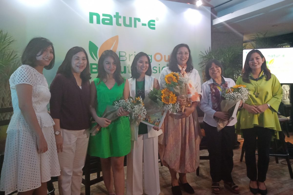 Aryana Jasiman (Senior Brand Manager Natur-E), Vanesha Prescilla (Aktris dan Brand Ambassador Natur-E), Putri Athira (Founder HerDreams), Ainun Chomsun (Founder Akademi Berbagi), dan dr. Elisna Syahruddin Sp.P(K) (Dokter Rumah Sakit Persahabatan) seusai talk show Nature-E di Patio Restaurant, Jakarta, Kamis (8/2/2018).