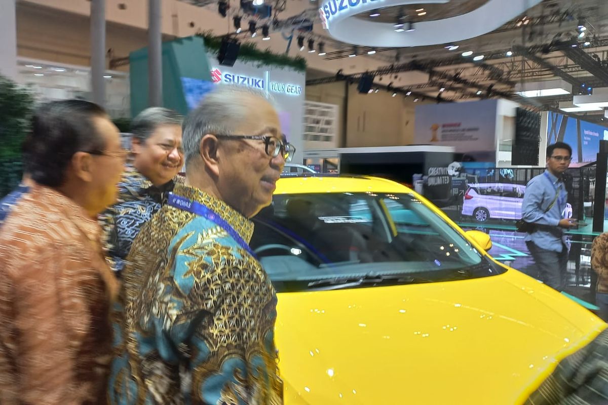 Menko Airlangga Tersengsem mobil MG berkwarna Kuning di GIIAS 2023
