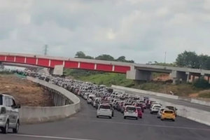 Tol IKN Membeludak, Natal dan Haul Sekumpul Picu Kemacetan GT Manggar