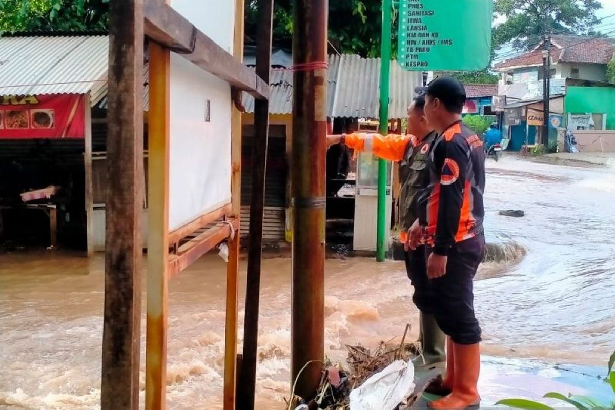 Tim BPBD Kabupaten Sukabumi saat meninjau lokasi banjir di Kecamatan Palabuhanratu, Kabupaten Sukabumi, Jabar, pada Jumat (7/3/2025). ANTARA/HO-BPBD Kabupaten Sukabumi