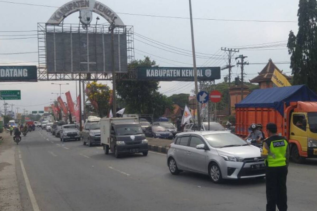 Polisi memberlakukan sistem contra flow di perbatasan Kota Semarang dengan Kabupaten Kendal pada H-2 Lebaran