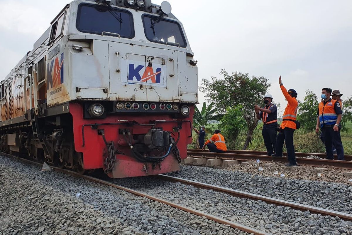 Kondisi ruas rel yang sudah bisa dilalui oleh kereta api yang berangkat dari dan menuju Stasiun Gambir dan Stasiun Pasar, Selasa (23/2/2021). Sebelumnya, ruas rel tersebut terendam banjir selama dua hari. (dok. PT Kereta Api Indonesia).