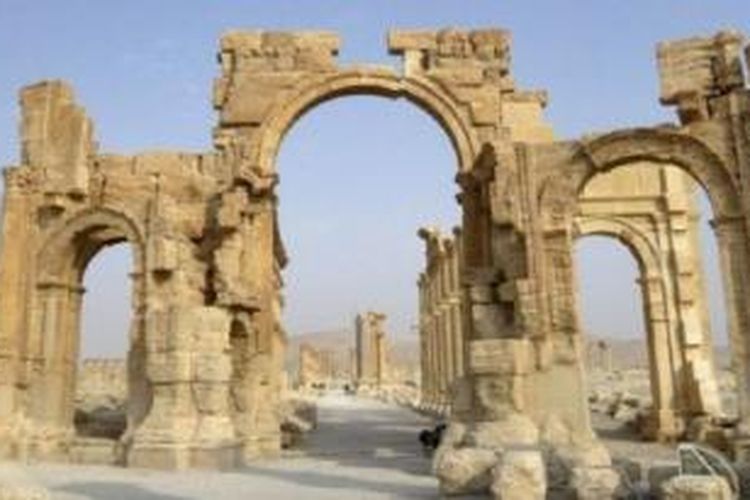 Gapura, kuil, dan kuburan kuno jadi target penghancuran ISIS sejak menduduki kota Palmyra. 