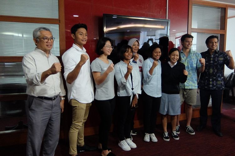 Para atlet muda yang berangkat ke 41st SEA Age Group Swimming Championship, bersama para penguru PP PRSI terdiri dari Sekjen Ali Patiwiri, Waketum Harlin E. Rahardjo dan Humas Zoraya Perucha.