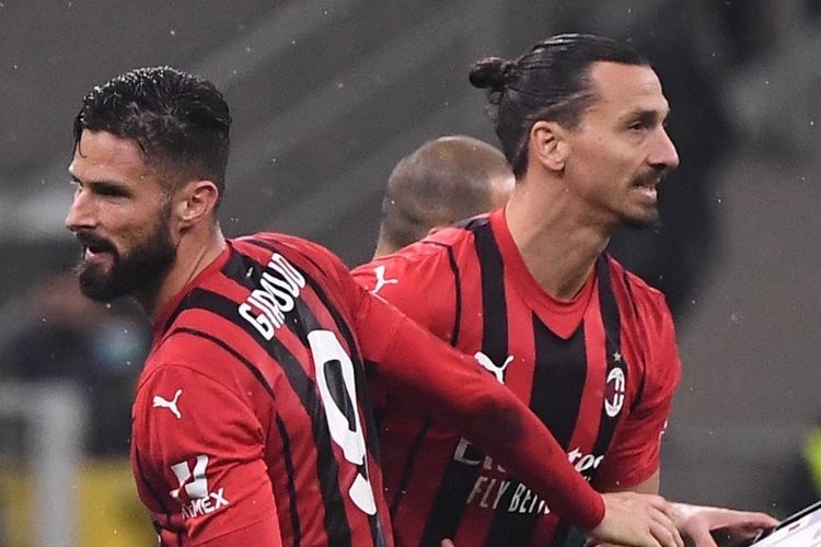 Momen Olivier Giroud saat digantikan Zlatan Ibrahimovic dalam laga Liga Champions 2021-2022 antara AC Milan vs Porto pada 3 November 2021 di Stadion San Siro. (Photo by Marco BERTORELLO / AFP)