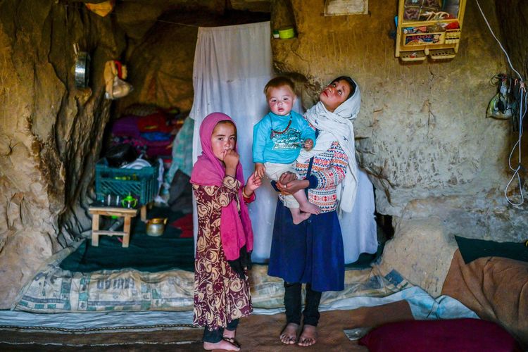Anak-anak penduduk gua Lembah Bamiyan yang mayoritas dari etnis minoritas Hazara. [Bulent Kilic/AFP]