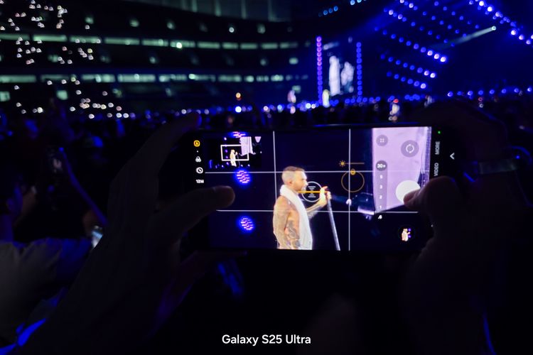 Walau berdiri di belakang, Samsung S25 Ultra tetap bisa diandalkan untuk menjepret foto dan merekam video di konser Maroon 5.