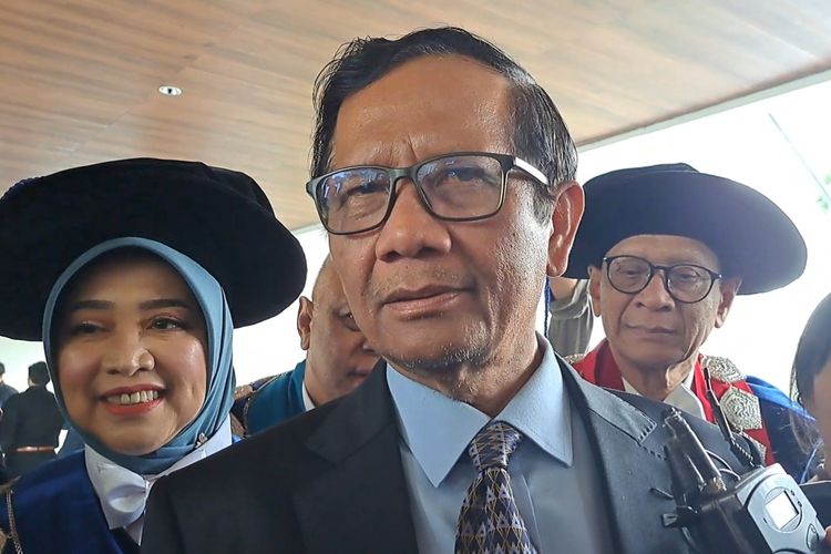 Menteri Koordinator Bidang Politik, Hukum, dan Keamanan Mahfud MD seusai acara Dies Natalis Universitas Pancasila di Jakarta Convention Center, Kamis (9/11/2023).