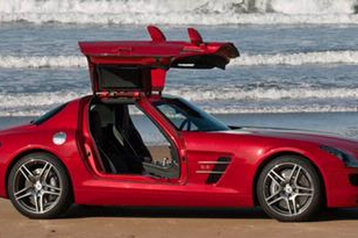 SLS AMG dengan ciri khas, pintu gullwing, juga meluncur di pasar Indonesia.