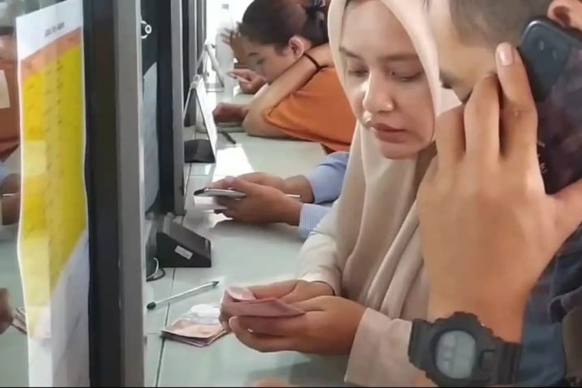 Ratusan penumpang di Stasiun Tasikmalaya, Jawa Barat, imbas tabrakan dua kereta di Cicalengka, Kabupaten Bandung, Jumat (5/1/2024).