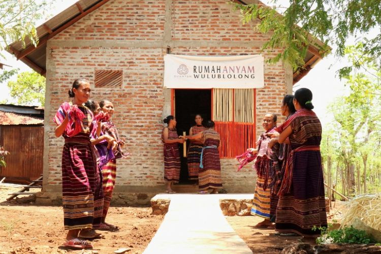 Mamak-mamak desa menyambut wisatawan dengan tarian selamat datang di Rumah Anyam DuAnyam Wulublolong, Flores TImur, NTT, Jumat (12/10/2018).