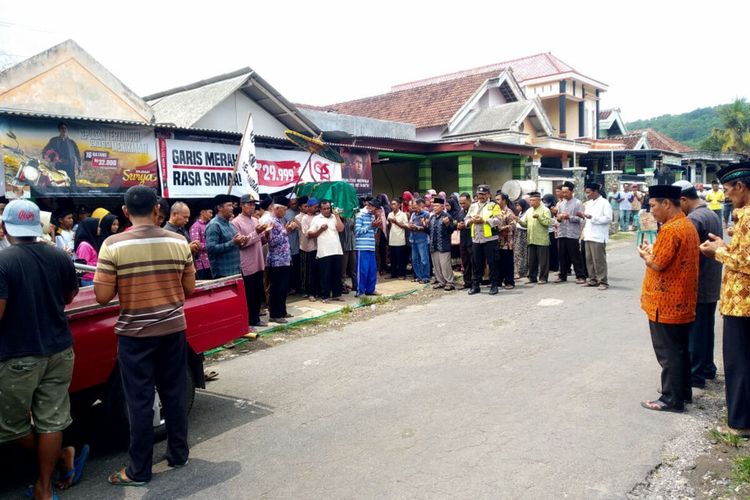 Upacara pemakaman santri korban pengeroyokan, MAR, di Dusun Sentul, Desa Pandanarum, Kecamatan Sutojayan, Kabupaten Blitar, Minggu (7/1/2024)