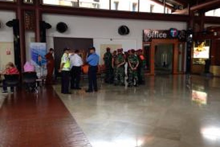 Sejumlah personel TNI sedang briefing di Terminal 2F Bandara Soekarno-Hatta, Tangerang, Senin (6/7/2015) siang. Sebanyak 300 personel tentara diturunkan untuk mengamankan kondisi di terminal yang sempat ada keributan akibat ketidakjelasan informasi mengenai keberangkatan pesawat. 