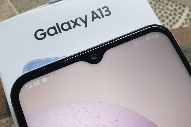 Layar Galaxy A13 mengusung desain Infinity-V, yakni takik yang berbentuk huruf V sebagai rumah kamera depan beresolusi 8 MP (f/2.2) (wide).