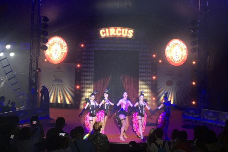 Penari dan penyanyi pada pertunjukan sirkus The Great British Circus di La Piazza, Summarecon Kelapa Gading, Jakarta Utara, Jumat (24/8/2018).