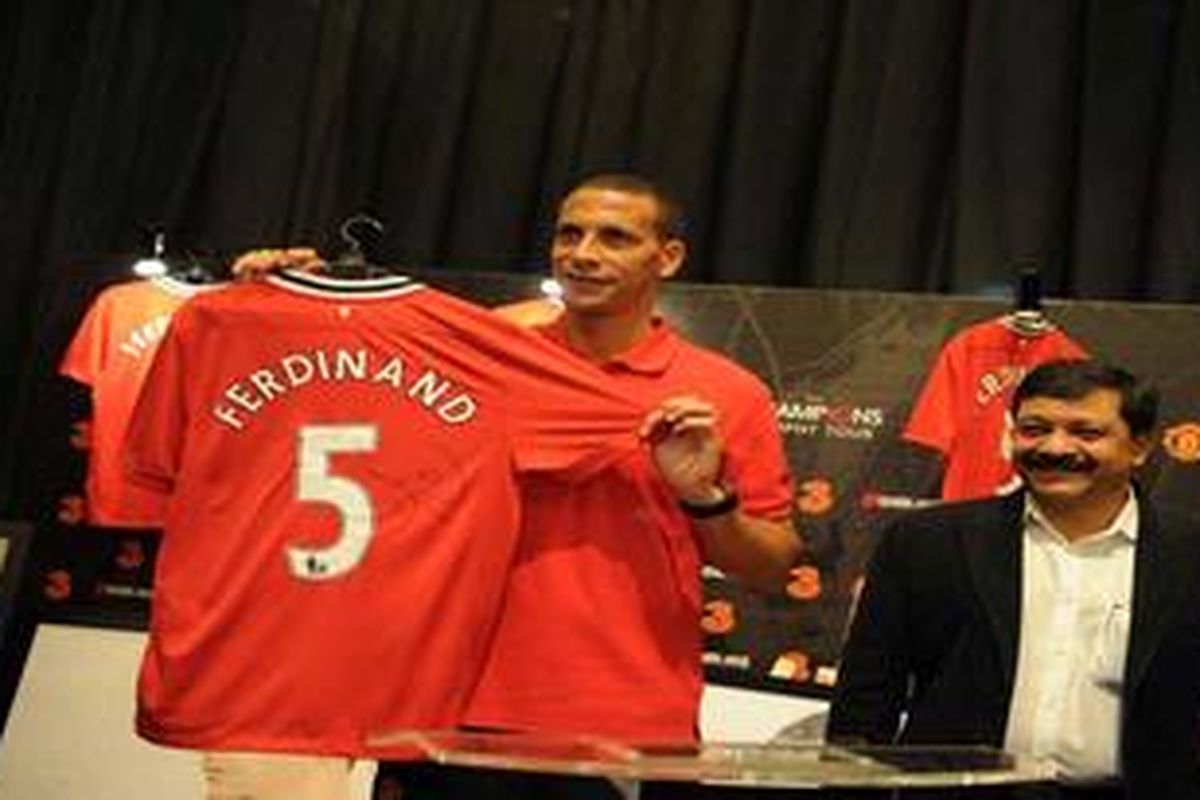 Rio Ferdinand menunjukkan jersey miliknya utk dilelang di acara peluncuran Football for Hope hari ini (29/6) di jakarta, didampingi oleh Bhuwan Kulshreshtha Chief Commercial Officer Tri.Selain jersey,  sepatu bola milik Rio juga ikut dilelang. Dana hasil lelang disumbangkan untuk kesehatan n pendidikan anak anak yang hidup dengan HIV/AIDS.