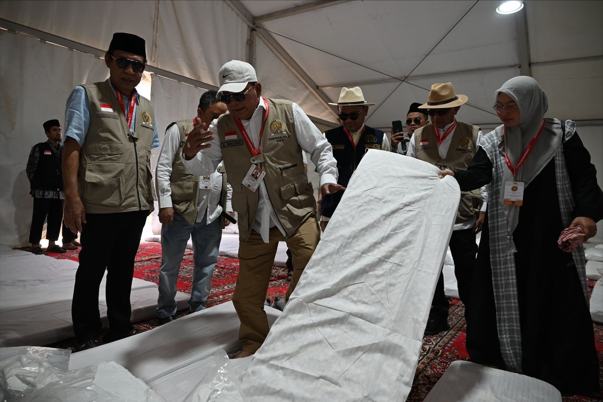 Timwas Haji DPR RI memeriksa kondisi kasur jemaah haji di Arafah, Arab Saudi, Kamis (13/6/2024).
