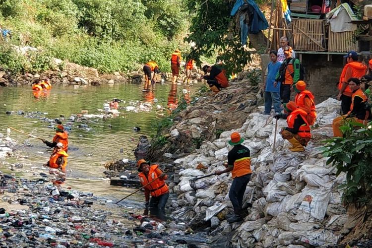 250 Petugas Bersihkan 'Reklamasi' di Bantaran Kali Ciliwung, Kampung Melayu, Jakarta Timur, Minggu (18/8/2019).