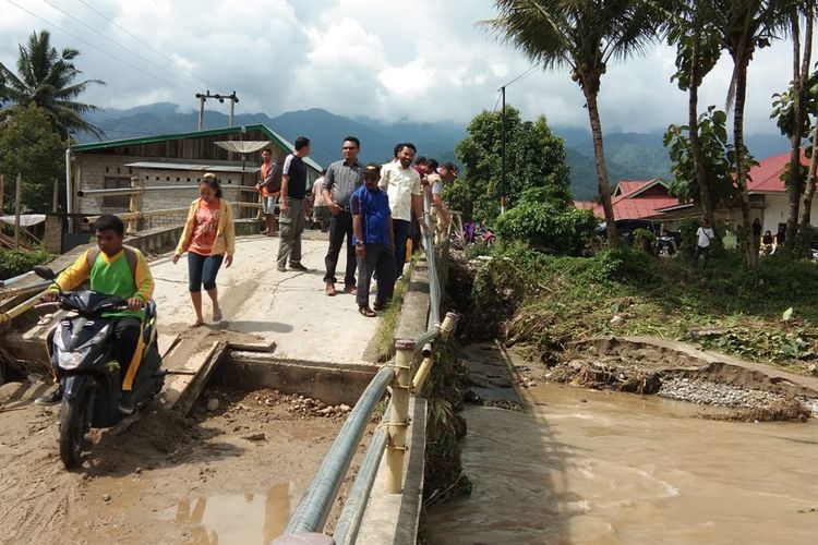 Jembatan di Sungai Pangkua, Solok Selatan rusak parah diterjang banjir mengakibatkan akses warga terputus