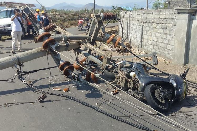 Tampak tiang listrik roboh timpa motor pengguna jalan di Desa Mbawi, Kecamatan Dompu, Kabupaten Dompu, Selasa (21/11/2023). 