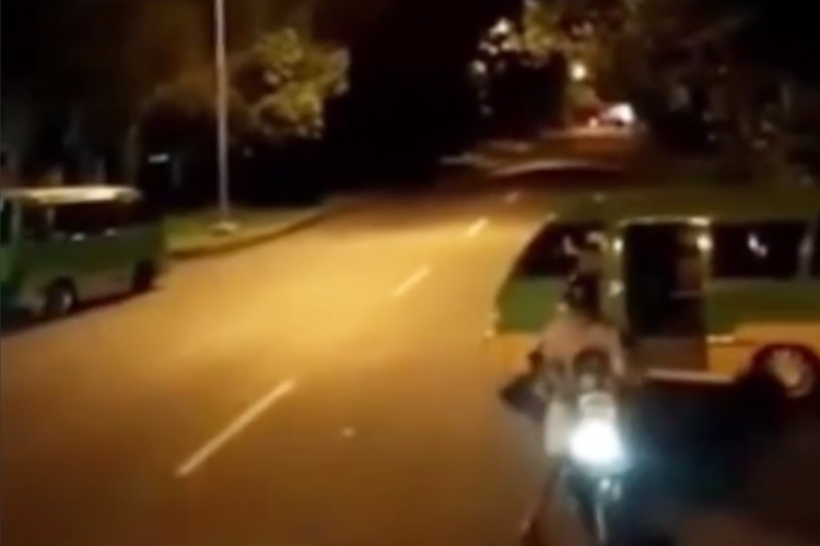 Tangkapan layar video viral pengemudi mobil angkutan kota (angkot) melakukan drifting nyaris menabrak pengendara sepeda motor di Kota Bogor.