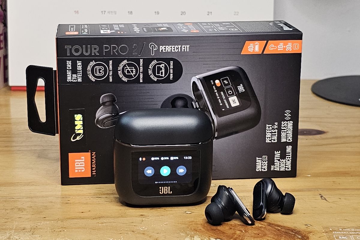 Kotak kemasan  JBL Tour Pro 2, smart case, dan sepasang TWS in-ear.