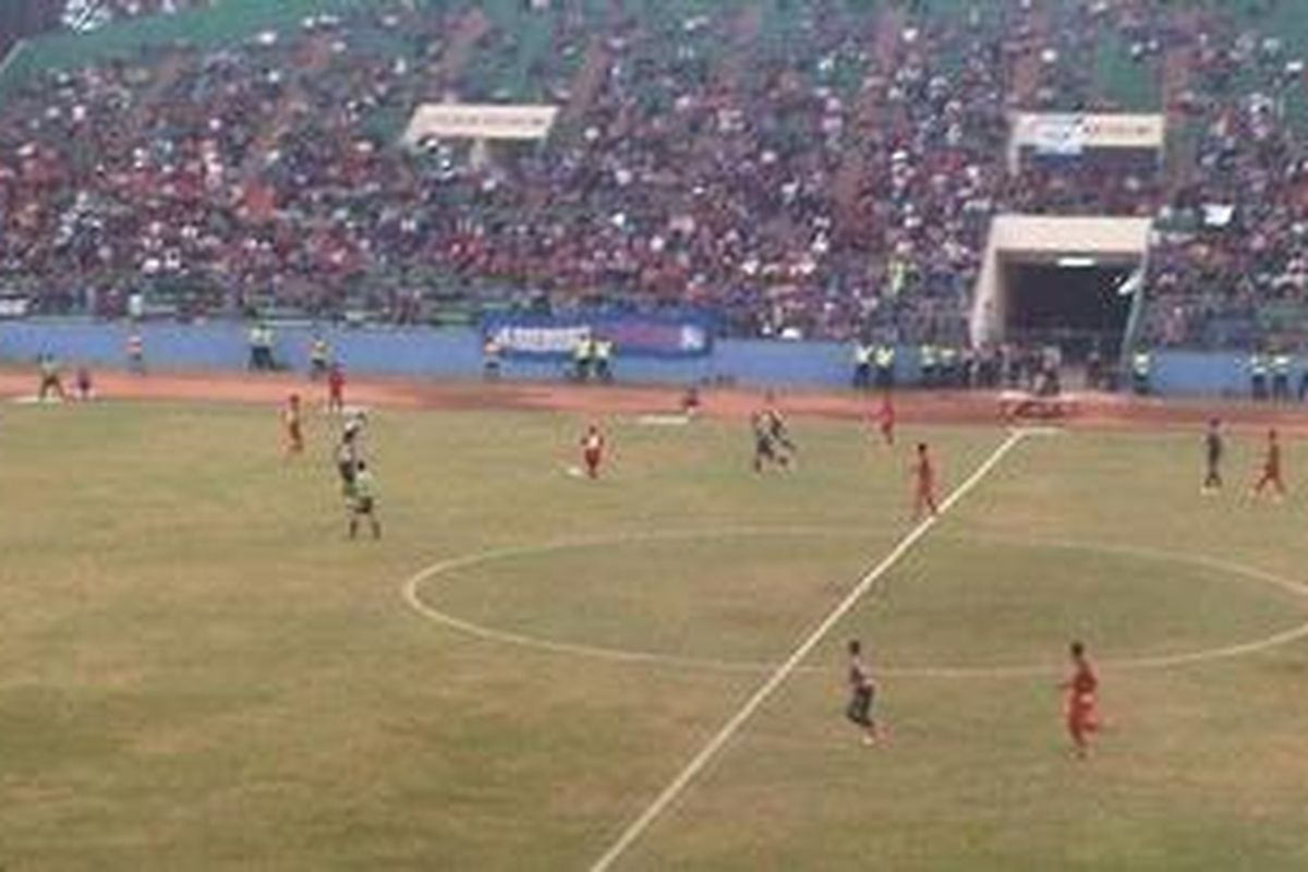 Arema lawan Al Ettifaq, dalam laga Piala AFC Cup 2012, di Stadion Gajayana, Kota Malang, Jawa Timur. Selasa (18/9/2012)