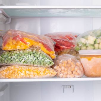 Ilustrasi menyimpan sayuran di freezer.