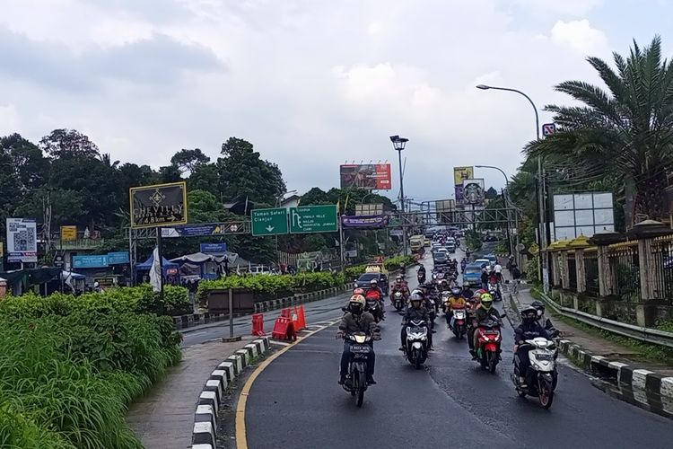 Situasi arus kendaraan saat penerapan one way arah Jakarta di sepanjang jalur Puncak Bogor, Jawa Barat, Kamis (5/5/2022) sore.