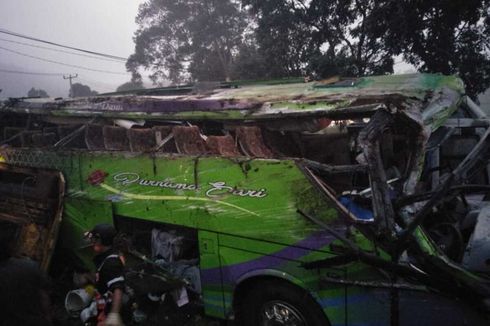 Video Detik-detik Menegangkan Seusai Kecelakaan Bus di Subang