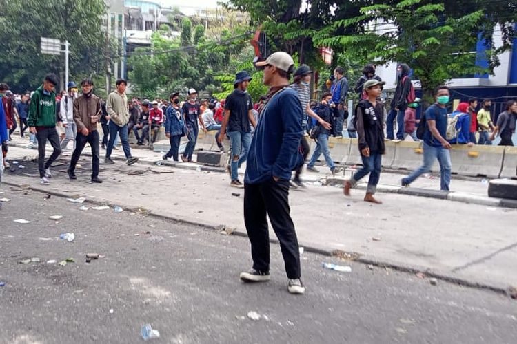 Bentrok kembali terjadi di simpang Jalan Harmoni, Jakarta Pusat (8/10/2020) sore setelah kericuhan sempat mereda.