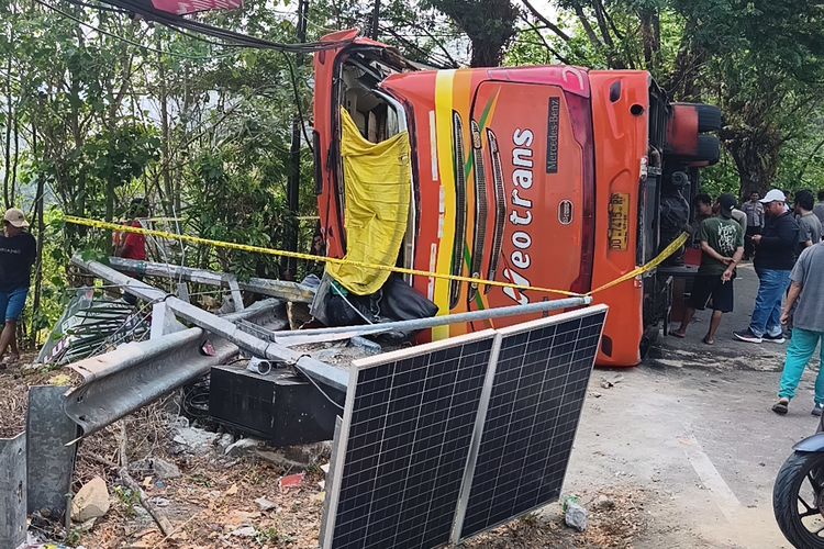 Kronologi Bus Neo Trans Terguling di Mamuju: Pecah Ban di Jalan Menurun, 4 Korban Harus Jalani Operasi
