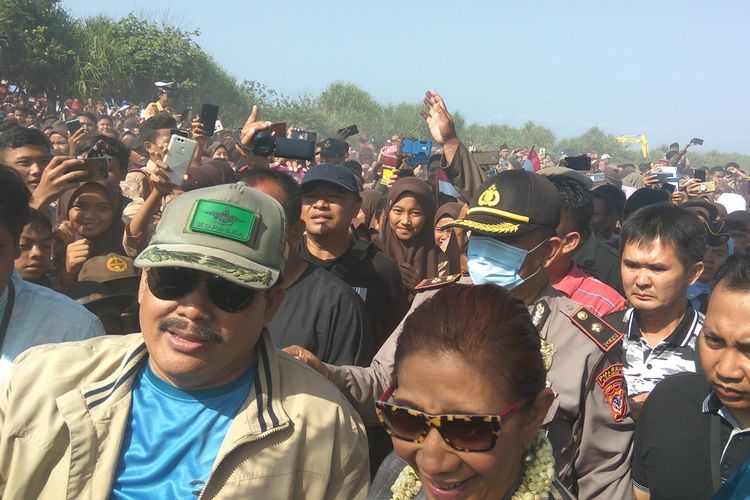 Bupati Pangandaran, Jeje Wiradinata mendampingi Susi Pudjiastuti saat tiba di landasan pacu Pamugaran, Sabtu (26/10/2019).