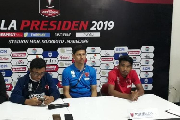Pelatih PSM Makassar, Darije Kalezic dan M. Arfan pada jumpa pers setelah laga melawan Persipura pada babak penyisihan Grup C Piala Presiden 2019 di stadion Moch Soebroto, Minggu (10/3/2019). 
