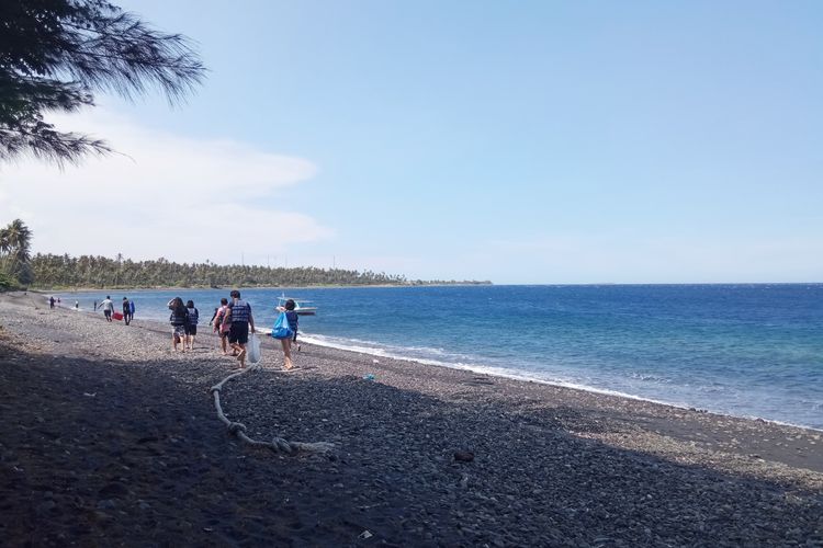 Sejumlah wisatawan berkunjung di Pantai Grand Watu Dodol, Banyuwangi, Jawa Timur, Minggu (3/10/2021)