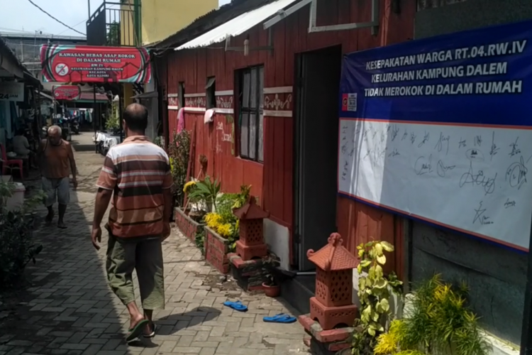 Salah satu gang di lingkungan RW IV Kelurahan Kampung Dalem, Kota Kediri, Jawa Timur. Kawasan RW ini mempunyai komitmen bersama antar warga untuk tidak merokok di dalam rumah. 