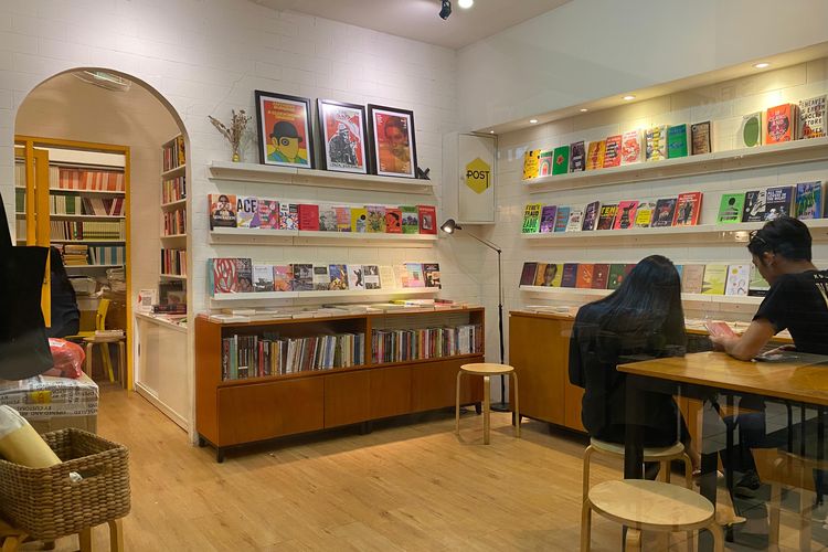 Suasana POST Bookshop di Pasar Santa, Jakarta Selatan, Senin (1/11/2023).