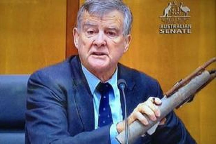 Senator Bill Heffernan menunjukkan bom palsu yang ia selundupkan ke gedung parlemen Australia.